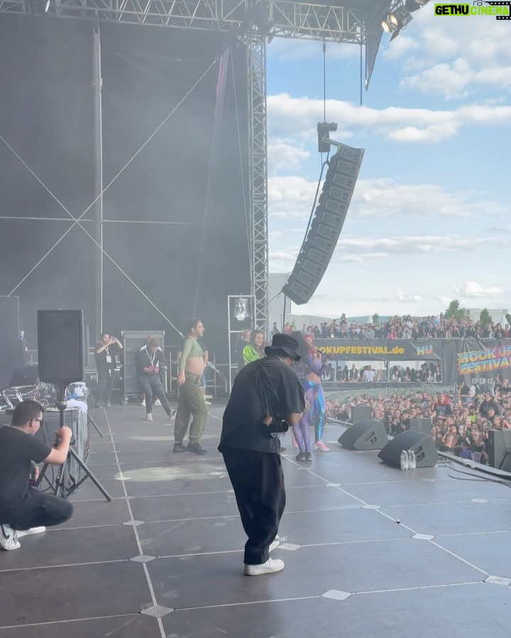 Katja Krasavice Instagram - Gestern vor 15.000 Menschen ABGERISSEN!!! Danke Karlsruhe 🔥 Meine 4 Tänzer/innen und ich haben für euch die Festival Stage brennen lassen 😛🌈🍑💦