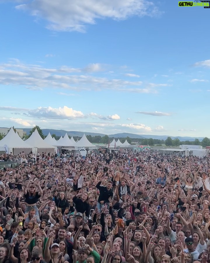 Katja Krasavice Instagram - Gestern vor 15.000 Menschen ABGERISSEN!!! Danke Karlsruhe 🔥 Meine 4 Tänzer/innen und ich haben für euch die Festival Stage brennen lassen 😛🌈🍑💦