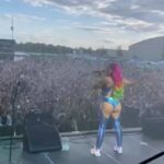 Katja Krasavice Instagram - Gestern vor 15.000 Menschen ABGERISSEN!!! Danke Karlsruhe 🔥 Meine 4 Tänzer/innen und ich haben für euch die Festival Stage brennen lassen 😛🌈🍑💦