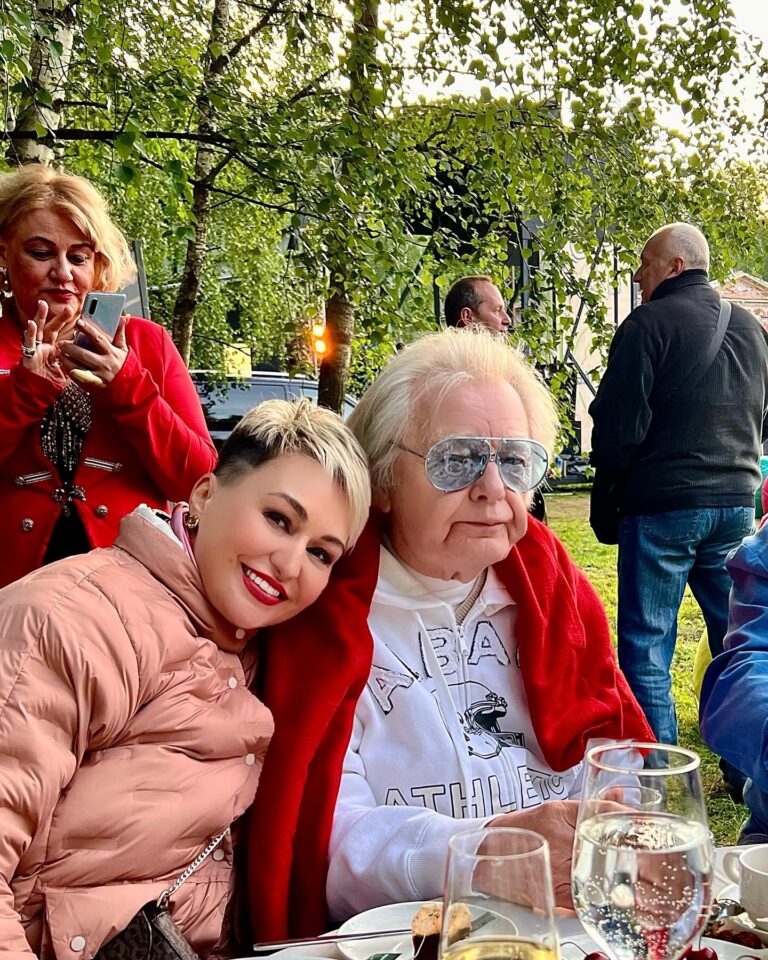 Katya Lel Instagram - С Днём рождения, дорогой наш и легендарный Юрий Михайлович Антонов @yuryantonov_official 🙏🏻💐🩷! Живите долго и счастливо, в гармонии с собой и с этим миром, в здравии души и тела! С любовью!☀️🫶 #катялель #юрийантонов #счастья