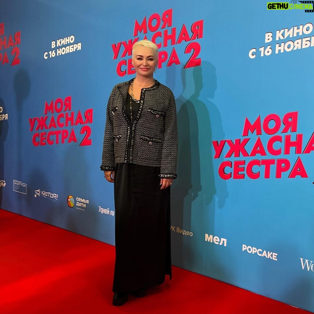 Katya Lel Instagram - Светлым вечером на премьере семейной комедии « Моя ужасная сестра -2». Поздравляю главных героев @glukozamusic 🌺 и Владимира Яглыч🌸 @yukka_akkuy 🧥 #катялель #премьера #семейнаякомедия #любви