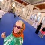 Katya Lel Instagram – Самая большая мечеть в Омане. Невероятная энергия  Божественной любви ! 😇
Благодарю Артёма Сорокина @artem__sorokin 💜 
и Дмитрия @kalistroff 💚 @oldoman_official 
@experienceoman 
За гостеприимство и красоту🌸☀️
#катялель #оман #артёмсорокин #мечеть