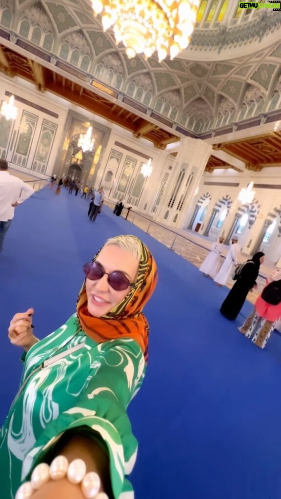 Katya Lel Instagram - Самая большая мечеть в Омане. Невероятная энергия Божественной любви ! 😇 Благодарю Артёма Сорокина @artem__sorokin 💜 и Дмитрия @kalistroff 💚 @oldoman_official @experienceoman За гостеприимство и красоту🌸☀️ #катялель #оман #артёмсорокин #мечеть
