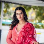Kavya Thapar Instagram - 🌺 Stylist- @saranya_raov Outfit - @drc_hyderabad Mua - @iramakeupstudios Hairstylist - @jayaram_dasarla Shot by - @storiesbydeepu