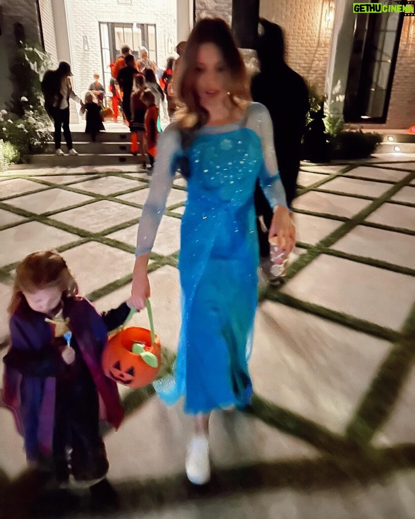 Kayla Ewell Instagram - Trick or Treat 🎃 We couldn’t say no to Poppy’s Halloween Dream of our entire family dressing up “Frozen Style”. So Happy Halloween from Anna, Elsa, Christof & Olaf. ⛄️