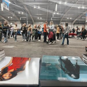 Kayla Ewell Instagram - So many lovely #TVD fans this weekend at Comic Con. Huge thank you to everyone that came! 

I also forgot what it feels like to sleep a whole night without newborn wake ups. Game changer.