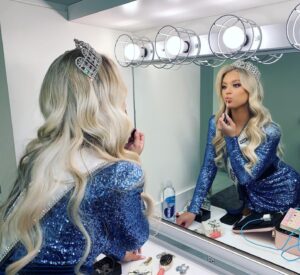 Kaylyn Slevin Instagram - Almost time!! 👑💙