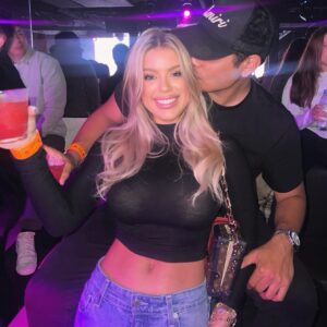 Kaylyn Slevin Instagram - Cheers🥂