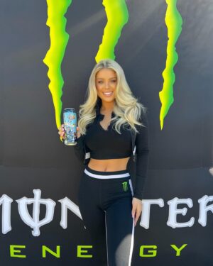 Kaylyn Slevin Instagram - It’s giving… energy!😉💚