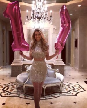 Kaylyn Slevin Instagram - Meant to post this about 3 weeks ago when I turned 17!🙈 #capricorn @styledbylmc @sherrihill