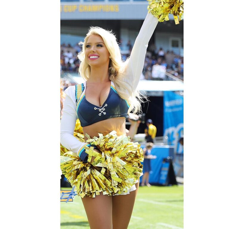 Kaylyn Slevin Instagram - Best feeling ever ... GAME DAY! 💙⚡️ @thechargergirls @chargers pc📸 @heybhouse