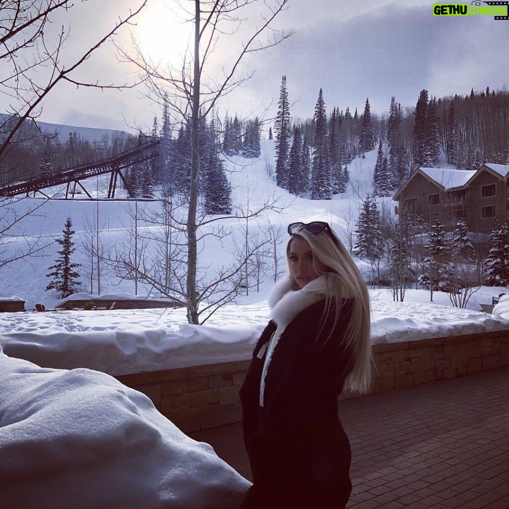 Kaylyn Slevin Instagram - In the Utah snow!⛄️
