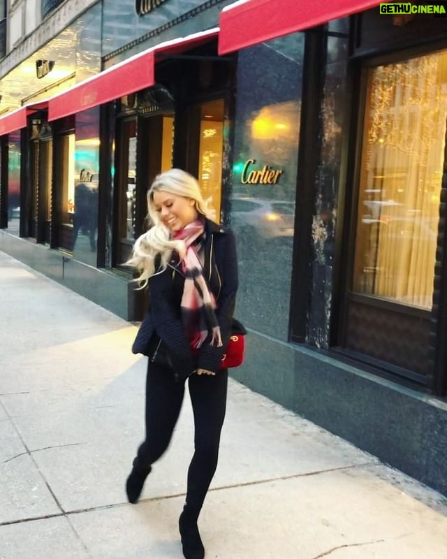 Kaylyn Slevin Instagram - Back home downtown in my favorite city at my fave store! ❤️ #chicago