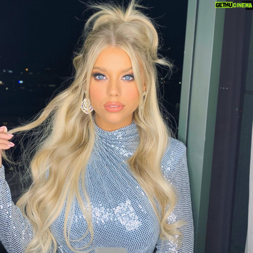 Kaylyn Slevin Instagram - Caption?