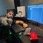 Kaysar Dadour Instagram - O caminho é pouco longo, mas a vitória é certa. 🎤 🎵 Desistir NUNCA!! Nunca esqueça que hoje é o melhor dia NO mundo 💪🙅‍♂️ . . . . . #fy #4u #musica #sonho #nuncadesista #meta #sonhar #insistir #funk #kaysar #kaysardadour #melhordianomundo