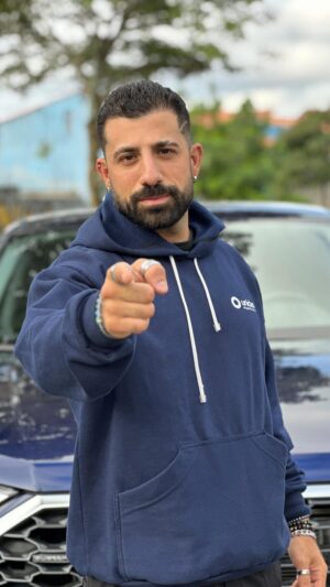 Kaysar Dadour Instagram - Eu não abro mão de conforto e liberdade. E é óbvio que sempre posso contar com a @Unidas que garante os melhores modelos de carros e tem mais de 180 lojas espalhadas pelo Brasil.
#Unidas #AluguelDeCarros #kaysar