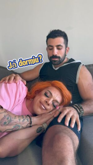 Kaysar Dadour Instagram - 💤JÁ DORMIU?💤
Isso é regra pra todo casal? Um sempre se entrega e o outro não tanto pra assistir a um filme?? Na última vez ela me chamou pra ver um filme mas a tv nem instalava tava, bem estranho isso, não?
.
.
.
.
.
.
.
#humorbr #casal #meme #kaysar #ritadlibra