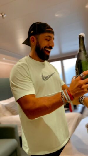Kaysar Dadour Instagram - Sejam bem-vindos à minha cabine com essa vista top a bordo do #MSCSeaview em mais uma viagem incrível com a @msccruzeirosbrasil 🥂. Aumente o som e segure esse #asmr 😜🎧
.
.
.
.
.

.
#msc #msccruises #msccruzeiros #kaysar #navio #kaysardadour #melhordianomundo