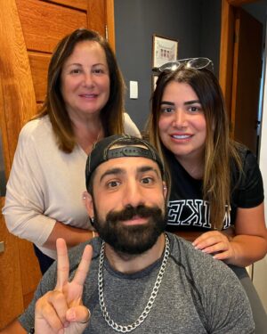 Kaysar Dadour Instagram - Minha única mãe é única irmã que amo mais que tudo na vida 🙏😍 
Lembre-se você é linda, única, incrível, especial, forte e corajosa e merece todo respeito do mundo.
Não deixe ninguém fazer você duvidar disso. 

#8march #8março #diadasmulheres🌹 #kaysar #kaysardadour #melhordianomundo #respeito #familia #mãe #irmã