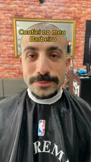 Kaysar Dadour Instagram - Confiei no meu barbeiro e isso que deu…
.
.
.
.
.
#meubarbeiro #barbearia #barbeiro #barbeiromoderno #kaysar #kaysardadour #melhordianomundo #corte #careca #estiloso #cabelo #regua