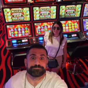 Kaysar Dadour Instagram - Partiu #casino 🤑💰
Será que vamos ganhar ?🤪😎
.
.
.
.
#msccruises #msc #msccruzeiros #mscseaview #kaysar #kaysardadour #melhordianomundo #cassino