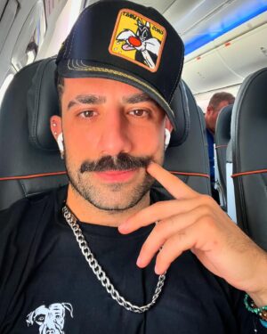 Kaysar Dadour Instagram - Seja suave mas deixa o fod@-se engatilhado ✌️
.
.
.
#suave #relaxa #relaxing #explore #kaysar #kaysardadour #melhordianomundo #✈️
