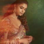 Keerthy Suresh Instagram – Adding some Royalty to my feed 👸

Loving this saree and jewellery by @taruntahiliani 
Styled by: @ruchi.munoth 
Team : @prathyusha_raj__06 
Hair : @swapnilkashid_ 
Makeup: @makeupwithshruthi 
Shot by: @arungnanavel