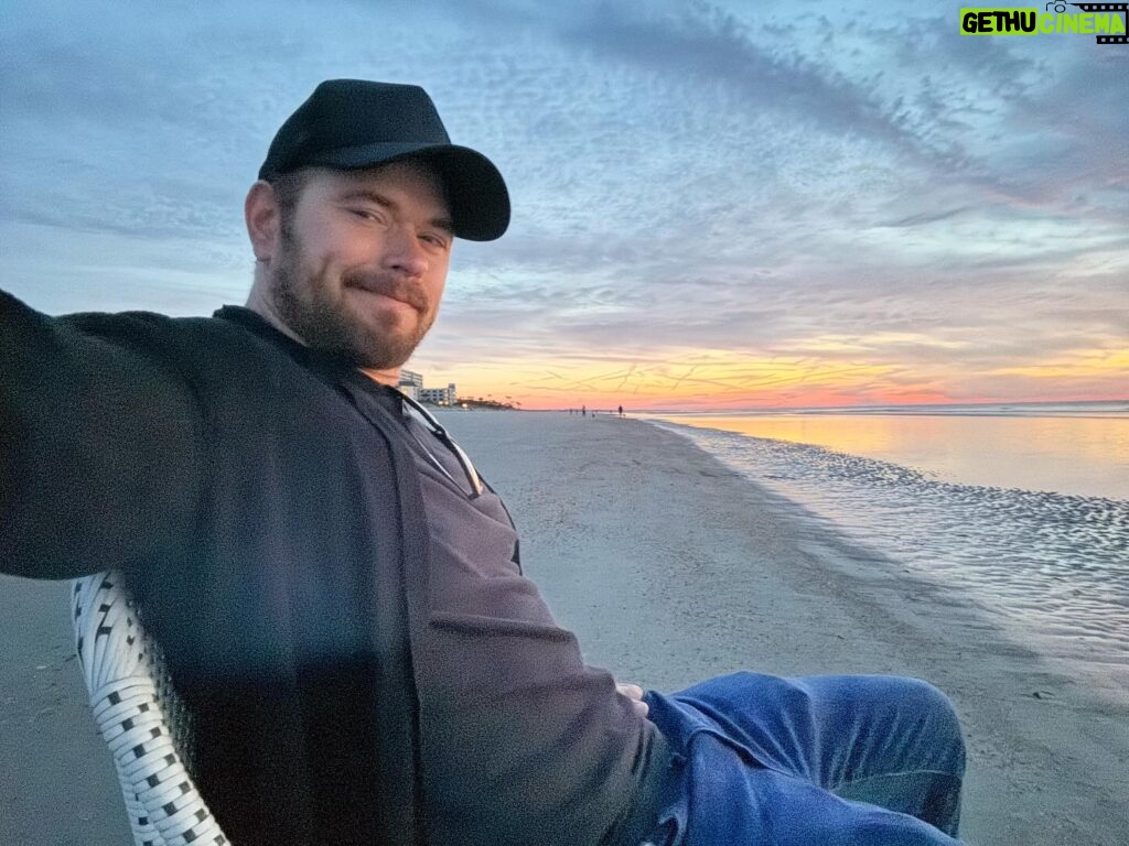 Kellan Lutz Instagram - Brought a chair to the beach for a beautiful sunrise! 😊 #Winning