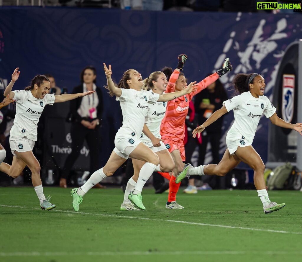 Kelley O'Hara Instagram - BATS ON TOP 🦇 WE DID THAT!!!