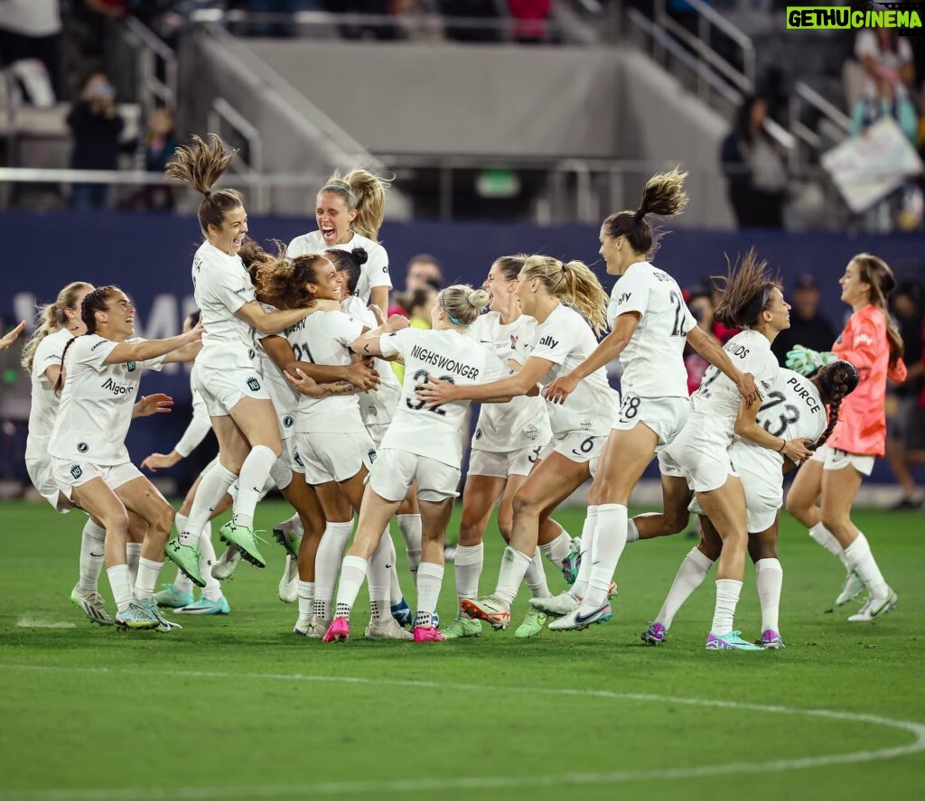 Kelley O'Hara Instagram - BATS ON TOP 🦇 WE DID THAT!!!