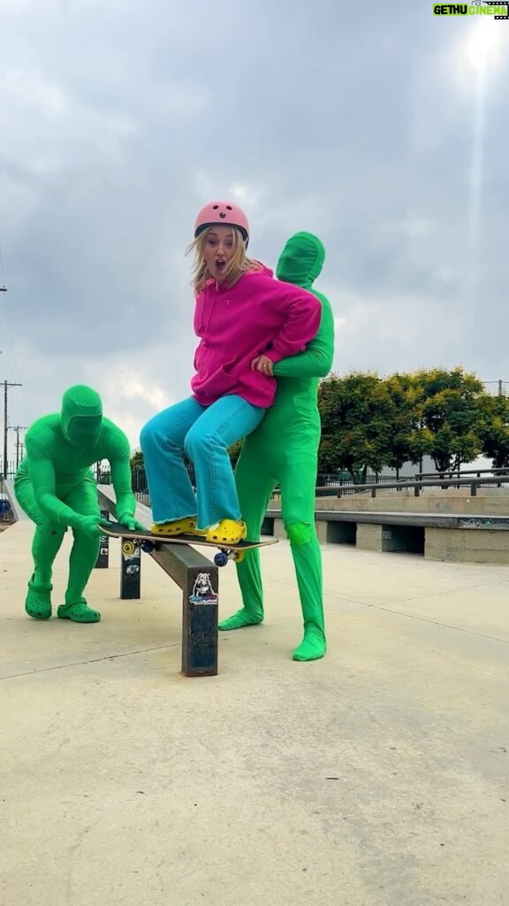 Kelli Erdmann Instagram - Who wants to see the results?! 😝 🛹 #behindthescenes #greenman #happykelli #vfx #skaterboy #skatergirl