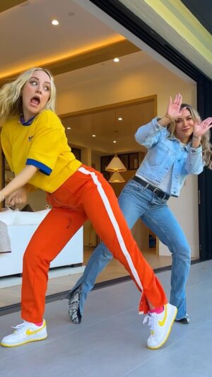 Kelli Erdmann Instagram - Dancing with @allisonholker always brightens by day ☀️☺️DC: @cost_n_mayor 

#everybodydancenow #dance #happykelli #allisonholker #cnmchoreo