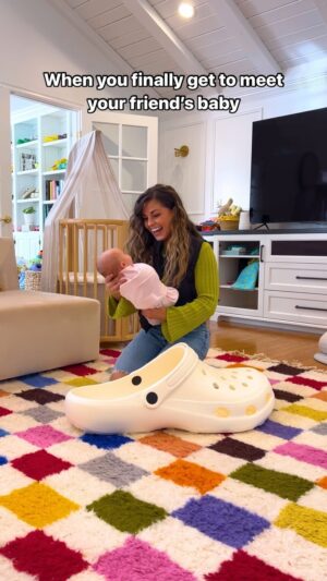 Kelli Erdmann Instagram - Auntie Kaushie is here 👶🏼🍼

#coolaunt #happybaby #whitechicks #move #comedy #kaushacampbell #happykelli