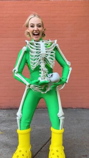 Kelli Erdmann Instagram - Baby on board 💀

Dc: @boomerb_tv 

#vfx #spookyscaryskeletons #greenscreen #happykelli #skeleton