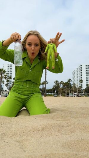 Kelli Erdmann Instagram - This took way too many tries 😅 #loop #bottleflip 

#happykelli #vfx #results