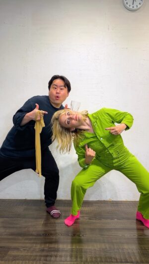 Kelli Erdmann Instagram - Panty hose pull challenge with the master himself @uespiiiiii 😱

#tableclothpullchallenge #funny #trick #pantyhose #tokyo  #mruekusa
