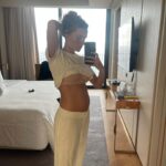 Kelly Bailey Instagram - 2023 O ano em que fui casa 🤍🐣 Dá para ver que o Blue estava muito bem e não queria sair 😅 I know I'm going to miss this bump and those kicks one day.