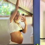 Kelly Bailey Instagram - 2023 O ano em que fui casa 🤍🐣 Dá para ver que o Blue estava muito bem e não queria sair 😅 I know I'm going to miss this bump and those kicks one day.