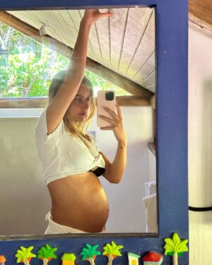 Kelly Bailey Instagram - 2023 O ano em que fui casa 🤍🐣 
Dá para ver que o Blue estava muito bem e não queria sair 😅

I know I'm going to miss this bump and those kicks one day.
