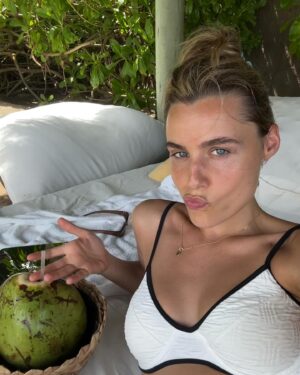 Kelly Bailey Instagram - Demasiada água de coco por aqui