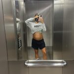 Kelly Bailey Instagram - 2023 O ano em que fui casa 🤍🐣 Dá para ver que o Blue estava muito bem e não queria sair 😅 I know I'm going to miss this bump and those kicks one day.