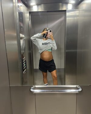 Kelly Bailey Instagram - 2023 O ano em que fui casa 🤍🐣 
Dá para ver que o Blue estava muito bem e não queria sair 😅

I know I'm going to miss this bump and those kicks one day.