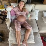 Kelly Bailey Instagram - 2023 O ano em que fui casa 🤍🐣 Dá para ver que o Blue estava muito bem e não queria sair 😅 I know I'm going to miss this bump and those kicks one day.