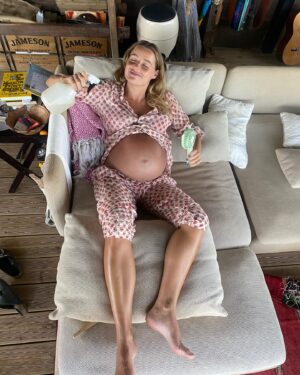 Kelly Bailey Instagram - 2023 O ano em que fui casa 🤍🐣 
Dá para ver que o Blue estava muito bem e não queria sair 😅

I know I'm going to miss this bump and those kicks one day.
