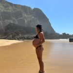 Kelly Bailey Instagram - 2023 O ano em que fui casa 🤍🐣 Dá para ver que o Blue estava muito bem e não queria sair 😅 I know I'm going to miss this bump and those kicks one day.