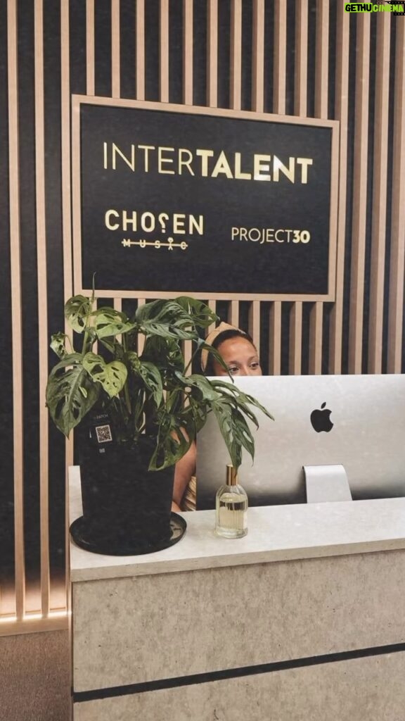 Kelly Brook Instagram - The Offices of @intertalentgroup are what Dreams are made of!! Amazing to represented by such a wonderful team of creatives!!! Love our Monday Morning Meets 🙏🏻 #TeamWorkmakesDreamsWork