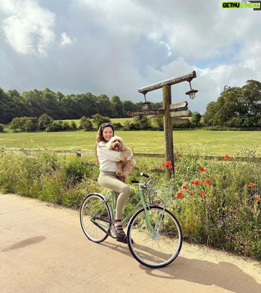 Kelly Brook Instagram - Weekends on the Farm 🐖🐖