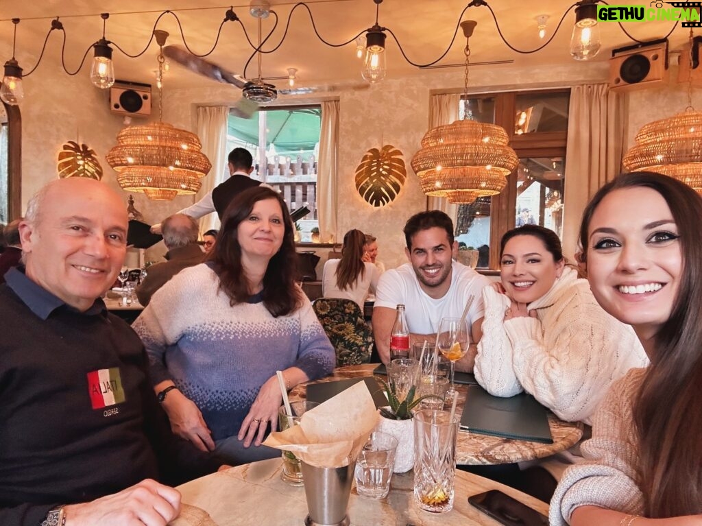 Kelly Brook Instagram - Betwixmas 🏔️💫❄️🎄🚠🦞❤️🥖