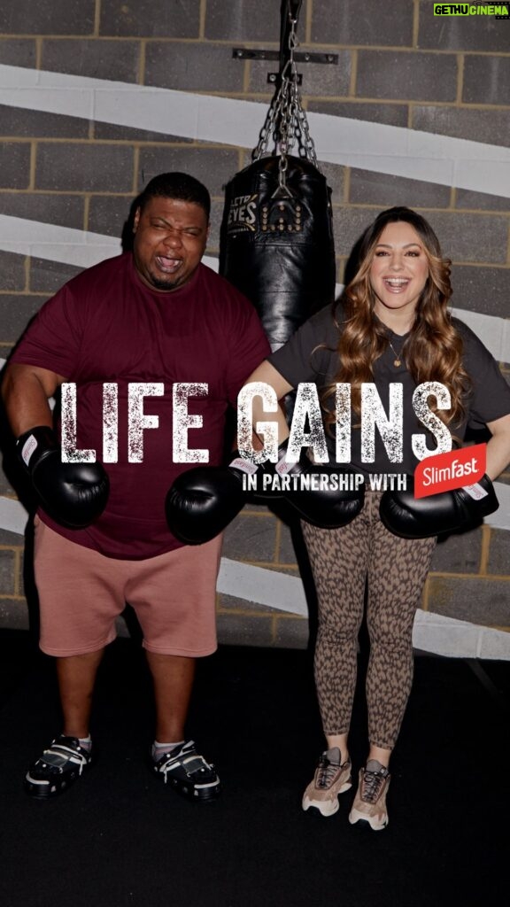 Kelly Brook Instagram - Introducing the NEW podcast LIFE GAINS with @iamkb and @bignarstie in partnership with @SlimFastUk💜 In this podcast special, Kelly Brook & Big Narstie buddy up in the boxing ring and share their personal motivations and experiences since embarking on their health journeys. They defy the trolls and encourage each other to step out of their comfort zone, celebrating what LIFE GAINS means for them. 🥰 💪 Ready for a dose of positivity? Catch the duo as they take to the ring and do a cartwheel (or two)! Head to link in bio for the full episode!