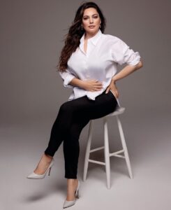 Kelly Brook Instagram - Thanks to @dankennedyphoto for these lovely new Portraits shot for my piece in @thetimes 🤍